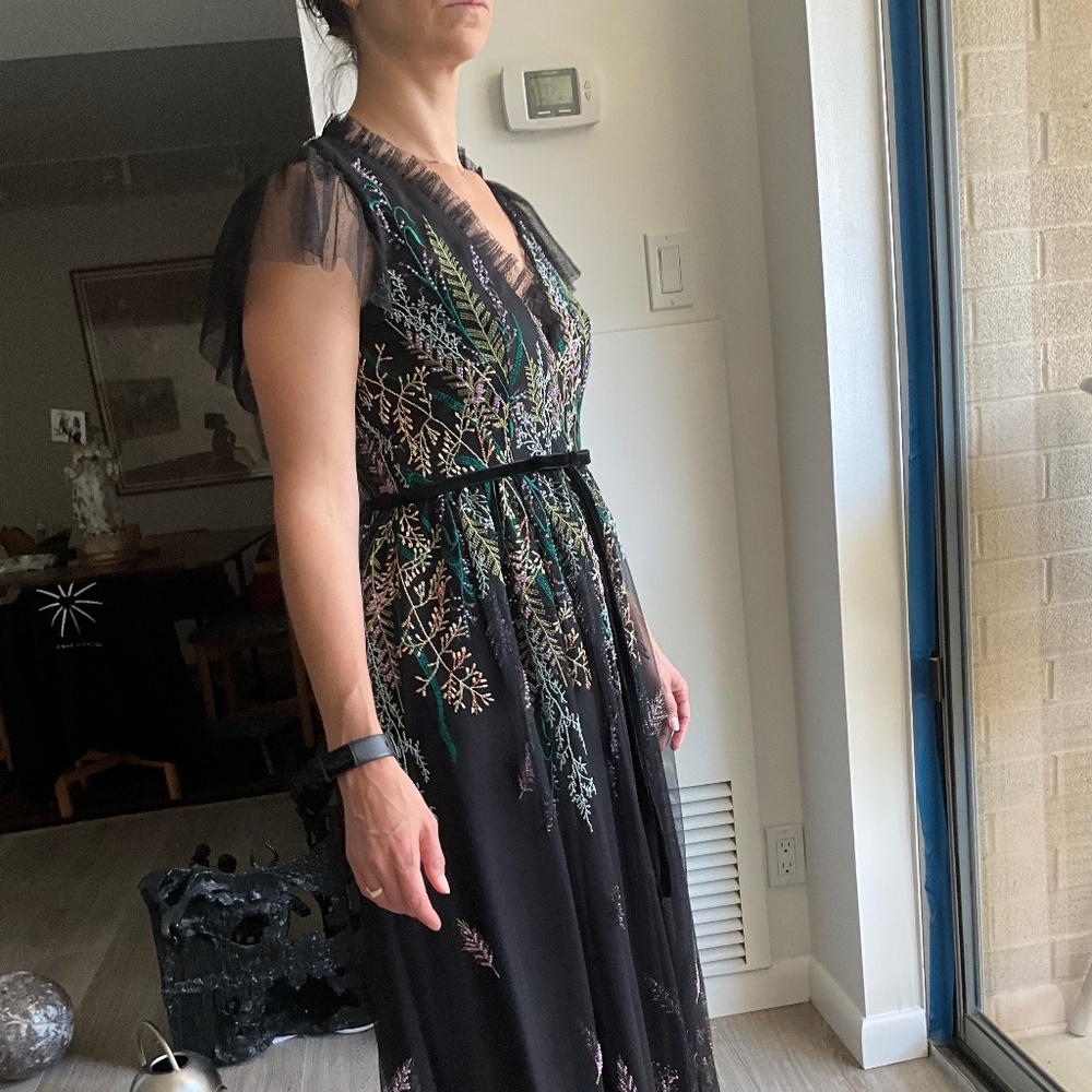 Monique L’Huillier Size 6 Black - sequin embroidery -2 layers!